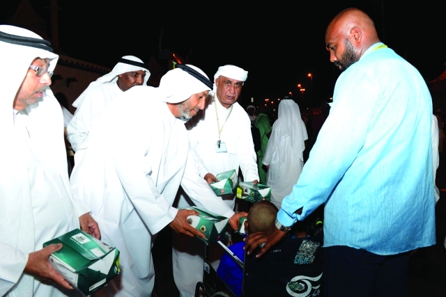 "الكعبي والمزروعي خلال توزيع الوجبات البيان"