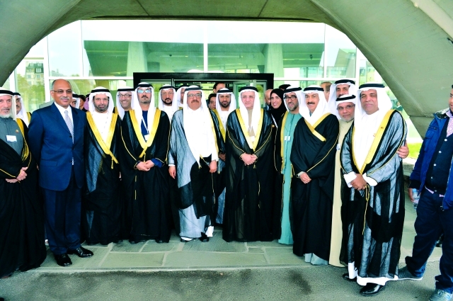 ".. وسموه يتوسط القيادات التعليمية الإماراتية"