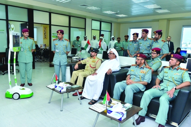 "نائب رئيس الشرطة يطلع على جهاز آمر بحضور محمد المري وعبيد بن سرور"