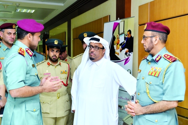 "ضاحي خلفان ومحمد المري يستمعان إلى شرح من عبيد بن سرور \t\t\tالبيان"