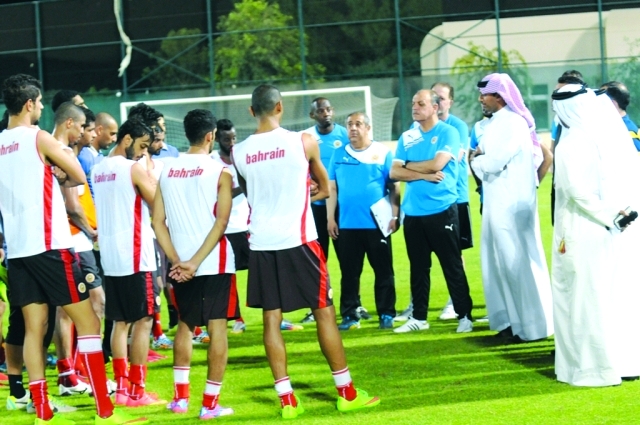 "عدنان حمد يوجه اللاعبين"