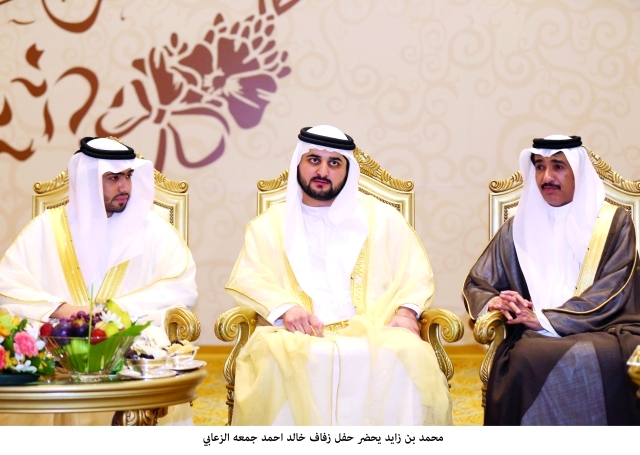 "وسموه  ومحمد بن حمدالشرقي خلال الحفل"