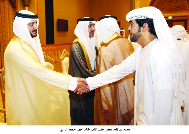 "مكتوم بن محمد يصافح الحضور"