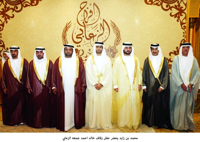 "مكتوم بن محمد ومحمد بن حمد الشرقي خلال حضورهما حفل زفاف خالد أحمد الزعابي بحضور راشد بن حمد الشرقي                      تصوير - خليفة عيسى"