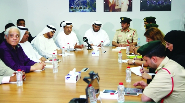 "علي شهدور واحمد بن صبيح وعمر العمر وطالب شاهين وخالد بن هويدي خلال الندوة             البيان"