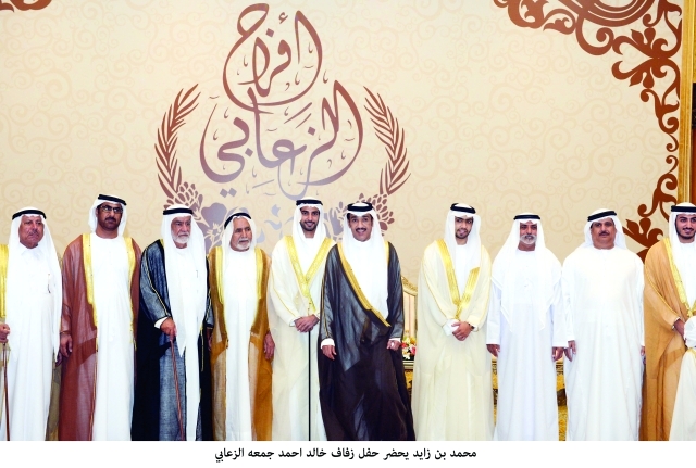 "نهيان بن مبارك وشيوخ وكبار الشخصيات خلال الحفل"