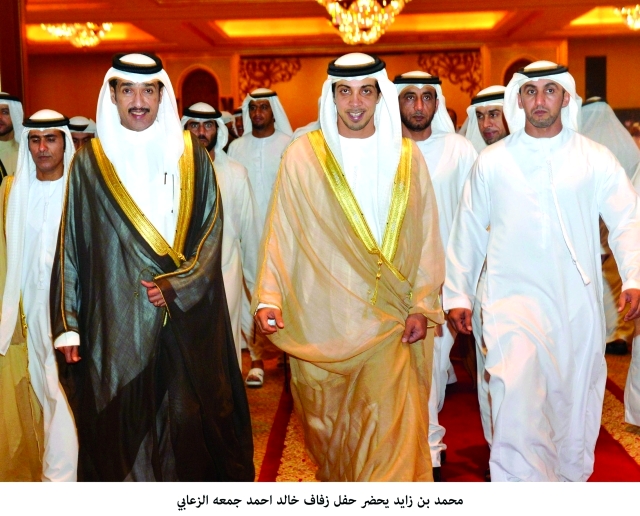 "منصور بن زايد لدى حضوره الحفل"