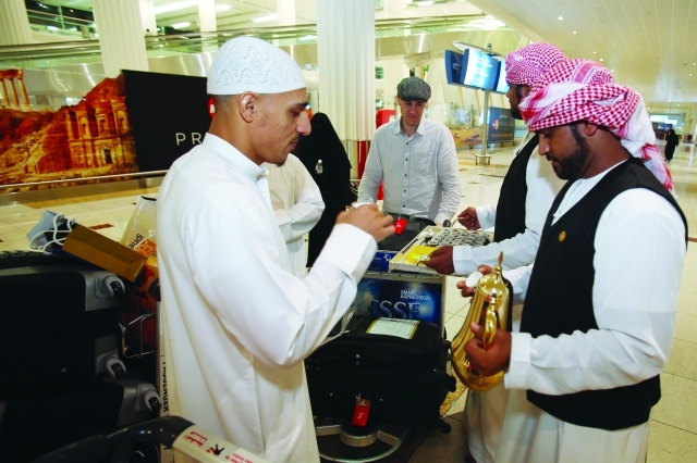 "استقبال حجاج بيت الله بالقهوة والتمور في مطار دبي \t تصوير: عمران خالد"