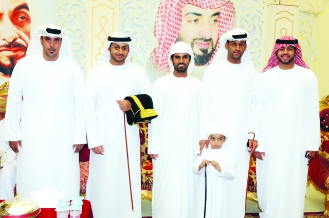 "العريس أحمد سالم الكويتي يتوسط الأقارب"