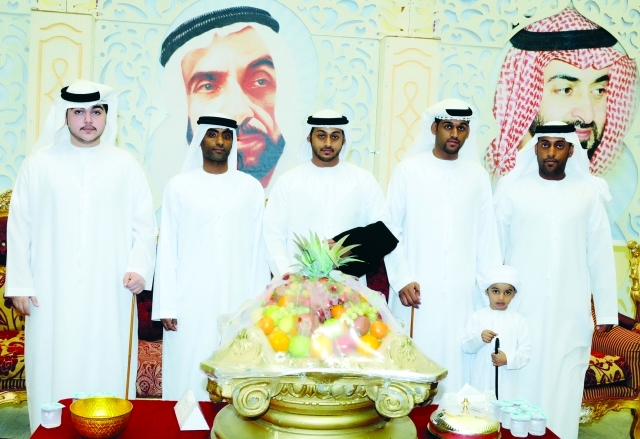"العريس وعدد من الأهل والأصدقاء"