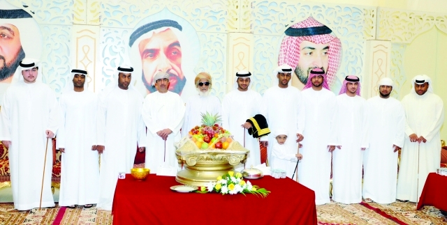 "العريس أحمد سالم الكويتي يتوسط والد العروس وعدداً من كبار الحضور"