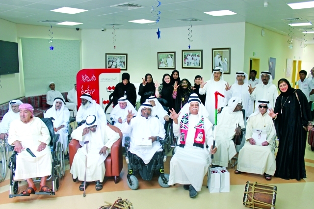 "صورة جماعية لوفد المركز وإدارة الاستراحة مع الشواب"