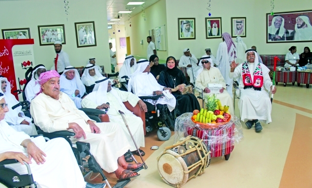 "الشواب يتابعون فقرات »العيد العود«"