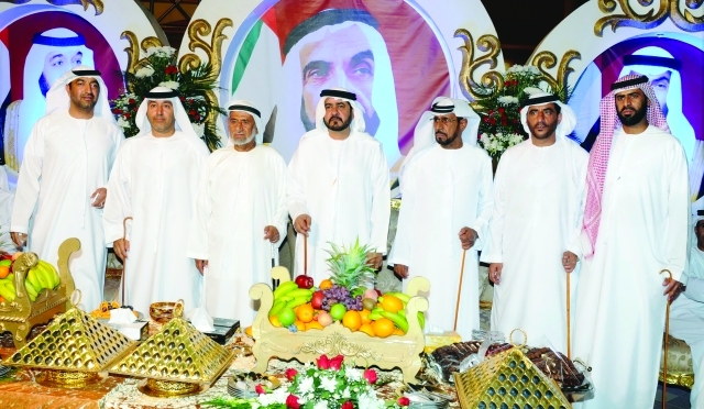 "علي بن سالم الكعبي يتوسط خميس بن سعيد الريسي وعدد من الحضور"