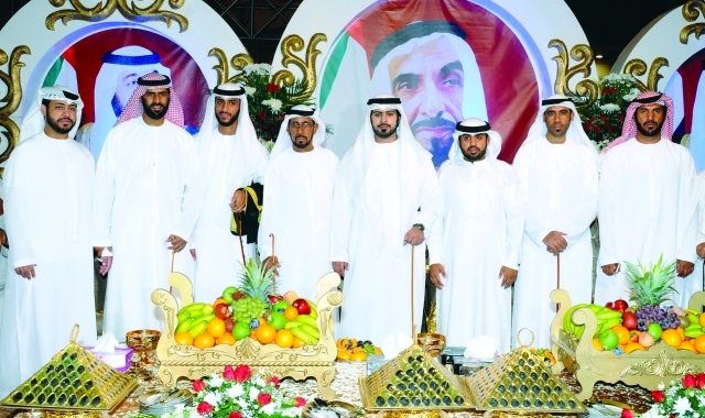 "خميس بن سعيد الريسي وأنجاله حمدان وفيصل الريسي وعدد من الحضور"