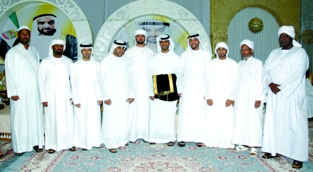 "العريس نايل  يتوسط الأهل والأصدقاء"
