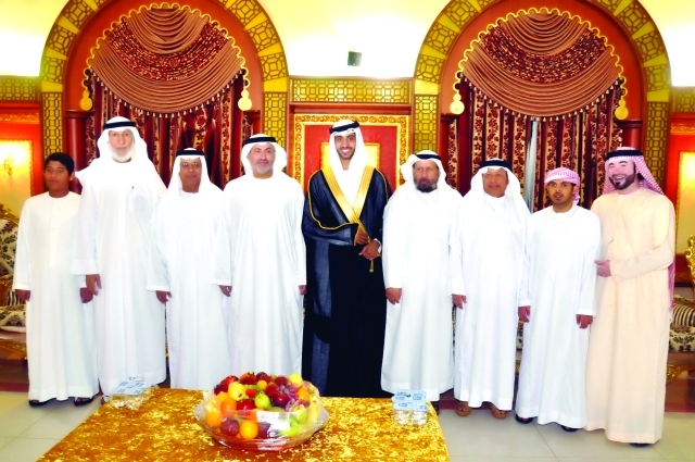 "العريس يتوسط الأقارب"