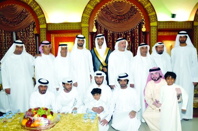 "العريس يتوسط الأهل والأقارب"