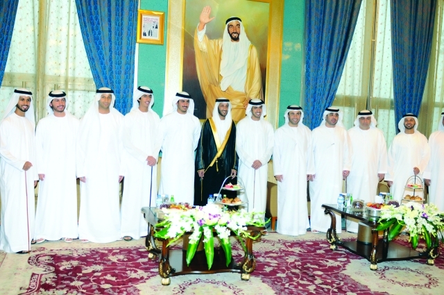 "العريس يتوسط محمد بن سلطان بن خليفة آل نهيان وطحنون بن سعيد آل نهيان وناصر أحمد الريسي وحمدان بن ذيبان وعدداً من الأصدقاء"