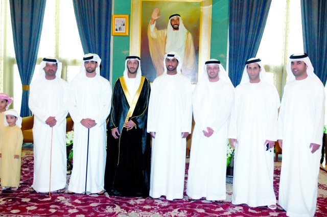 "العريس يتوسط محمد بن نهيان بن مبارك آل نهيان وذياب بن خليفة بن حمدان آل نهيان والدكتور علي الكعبي وعدداً من الأصدقاء"
