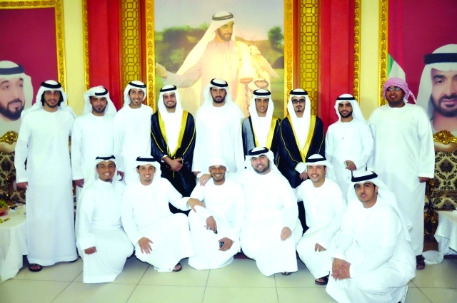 "العرسان الثلاثة مع الأهل والأصدقاء"