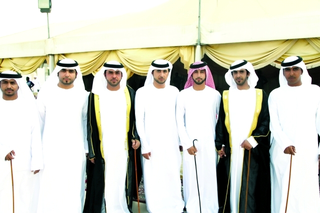 "..ومع مجموعة أخرى من الأصدقاء"