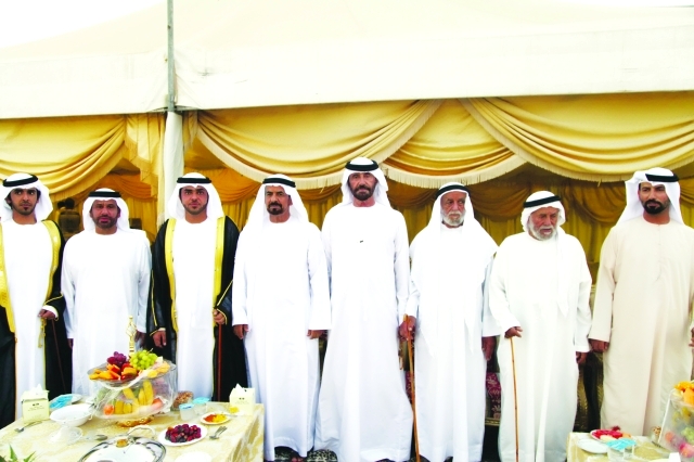 "العريسان مع محمد بن هويدن ومهير بالرشيد ومحمد المحيان وعلي عبيد بالرشيد وعبيد بالرشيد والسفير سعيد الجاري"