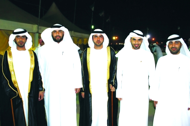 "العريسان مع الأصدقاء"