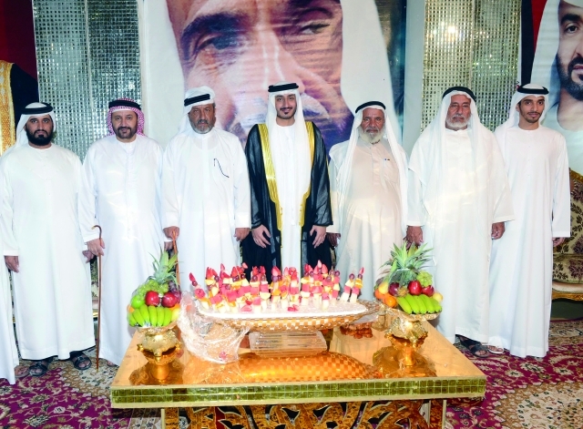 "العريس ووالده يتوسطان الأقارب"