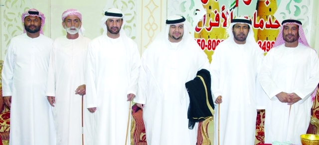 "العريس يتوسط الأهل والأصدقاء"
