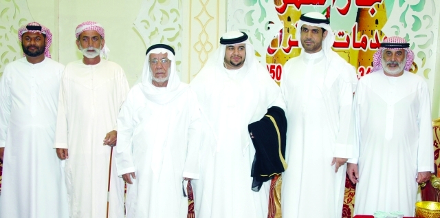 "العريس مروان مع أسرته وأسرة العروس"