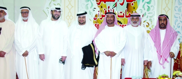 "العريس وعدد من الحضور"