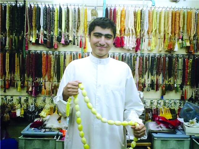 "حاج يقتني سبحة غالية"