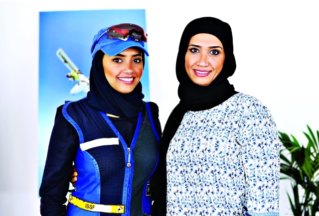 "منى حبيب وكريمتها الرامية افراح"