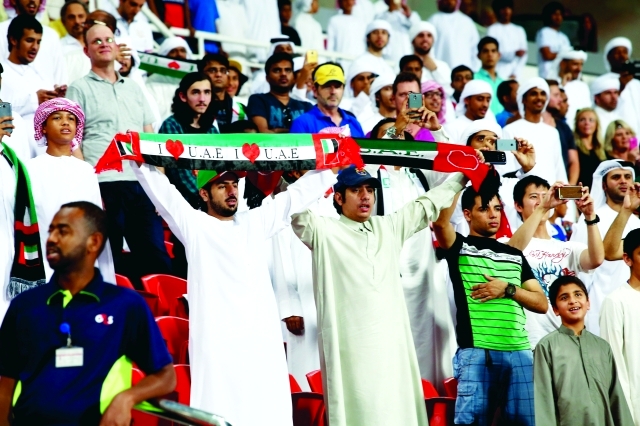 "جانب من الجماهير القليلة التي حضرت لمؤازرة منتخبنا البيان"