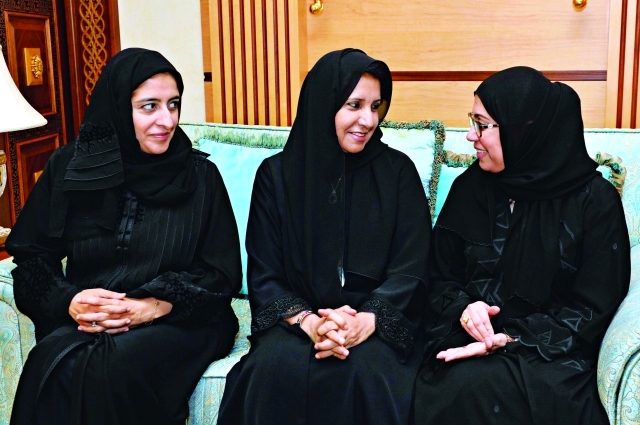 "مريم الرومي وميثاء الشامسي ونجلاء العور"