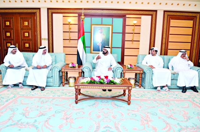 "محمد بن راشد متحدثاً خلال التكريم بحضور حمدان بن راشد ومنصور بن زايد وحميد القطامي وهادف الظاهري\t\t\t\t تصوير: سيف محمد"