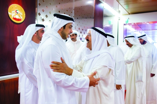 "منصور بن زايد مودعاً أمير الكويت بحضور سيف بن زايد"