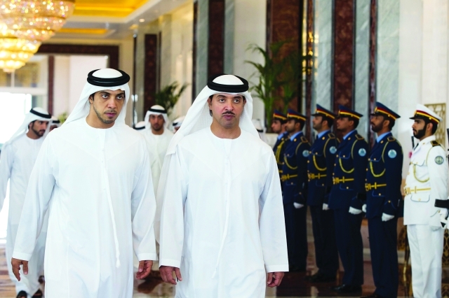 "هزاع ومنصور بن زايد خلال استقبال أمير الكويت"