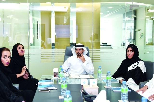 "ولي عهد دبي خلال اجتماعه بأعضاء المكتب الإعلامي بحضور منى المري ونورة العبار\t\t محمد هشام"