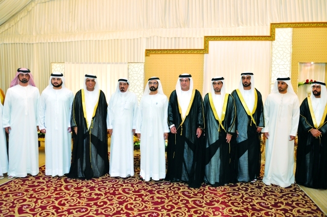 "محمد بن راشد وحميد النعيمي وسعود بن صقر ومكتوم بن محمد وعمار النعيمي والعريسان وذووهما خلال الحفل"