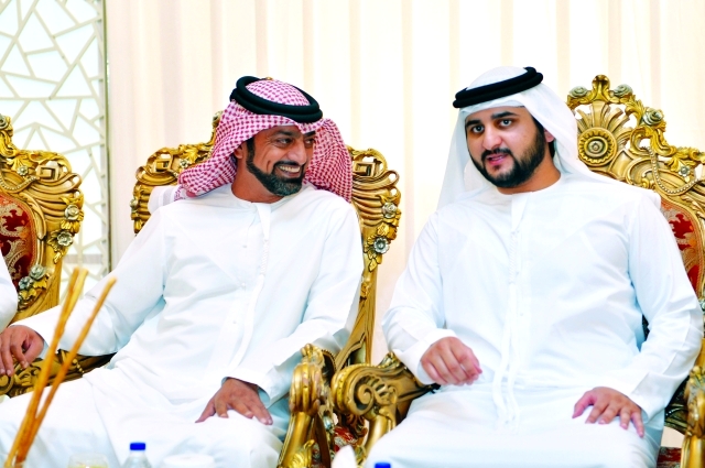 "مكتوم بن محمد وعمار النعيمي خلال الحفل"