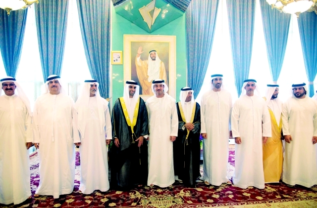 "هزاع بن زايد خلال الحفل بحضور سعيد وسيف بن زايد ونهيان بن مبارك وعبدالله بن محمد بن خالد والمعلا والكندي والعريس"