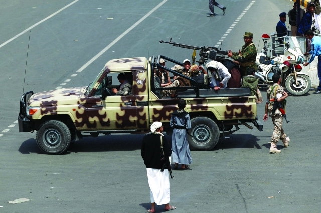 "مقاتلون حوثيون في أحد شوارع العاصمة صنعاء. \t أ.ف.ب"