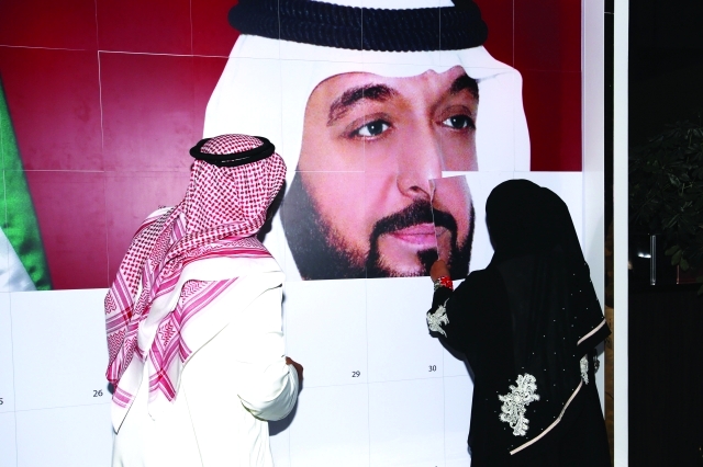 "مواطنون يرسمون صورة خليفة في مشهد يمثل تلاحم الشعب والقيادة"