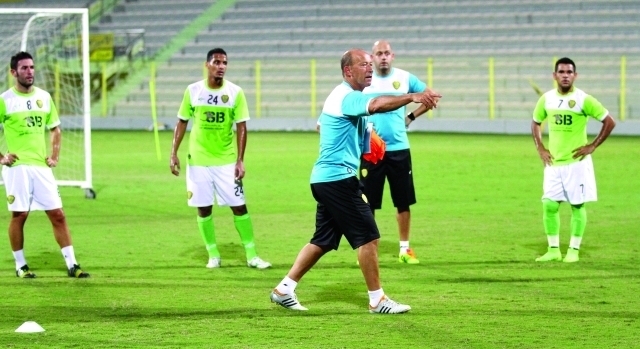 "كالديرون يوجه اللاعبين في تدريبه الأول مع الفهود \tالبيان"