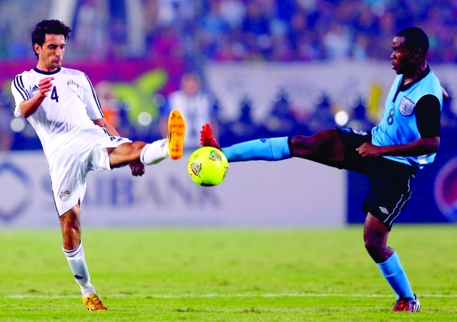 "أيمن حفني لاعب منتخب مصر وصراع على الكرة مع لاعب منتخب بوتسوانارويترز"