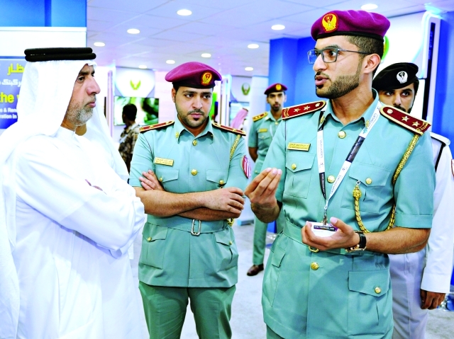 "محمد المنهالي خلال زيارة منصة وزارة الداخلية في المعرض"
