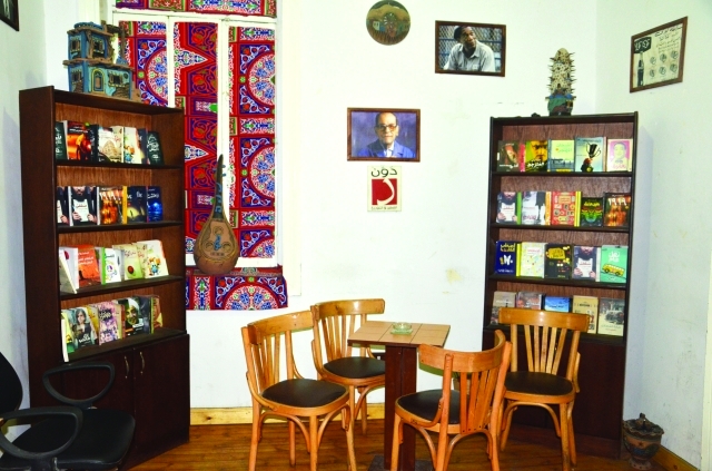"المكتبة من الداخل"