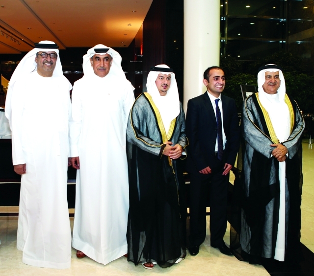 "العريس يتوسط والده ومحمد خلفان الرميثي ووالد العروس وأحد الضيوف"